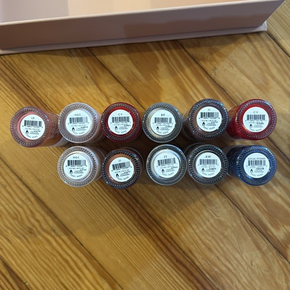 Olive and June Nail Polish Box with 11 nail polishes - Picture 3 of 3